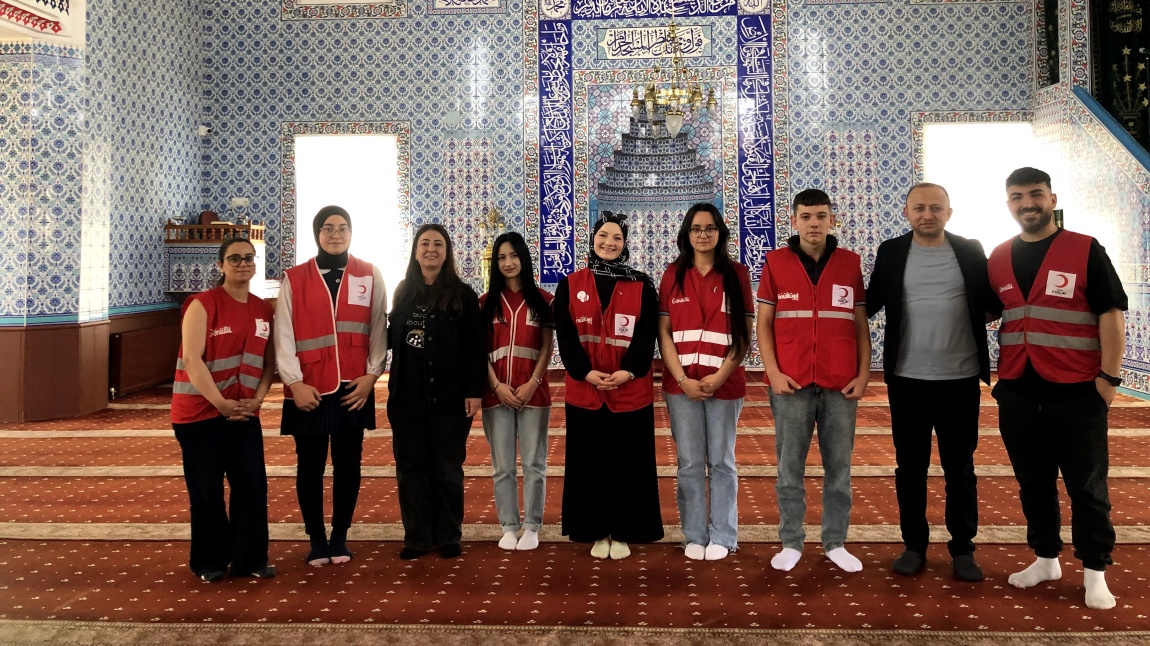 KIZILAY KULÜBÜ OLARAK KIZILAY İLE BİRLİKTE CAMİİ TEMİZLEME ETKİNLİĞİ GERÇEKLEŞTİRDİK.